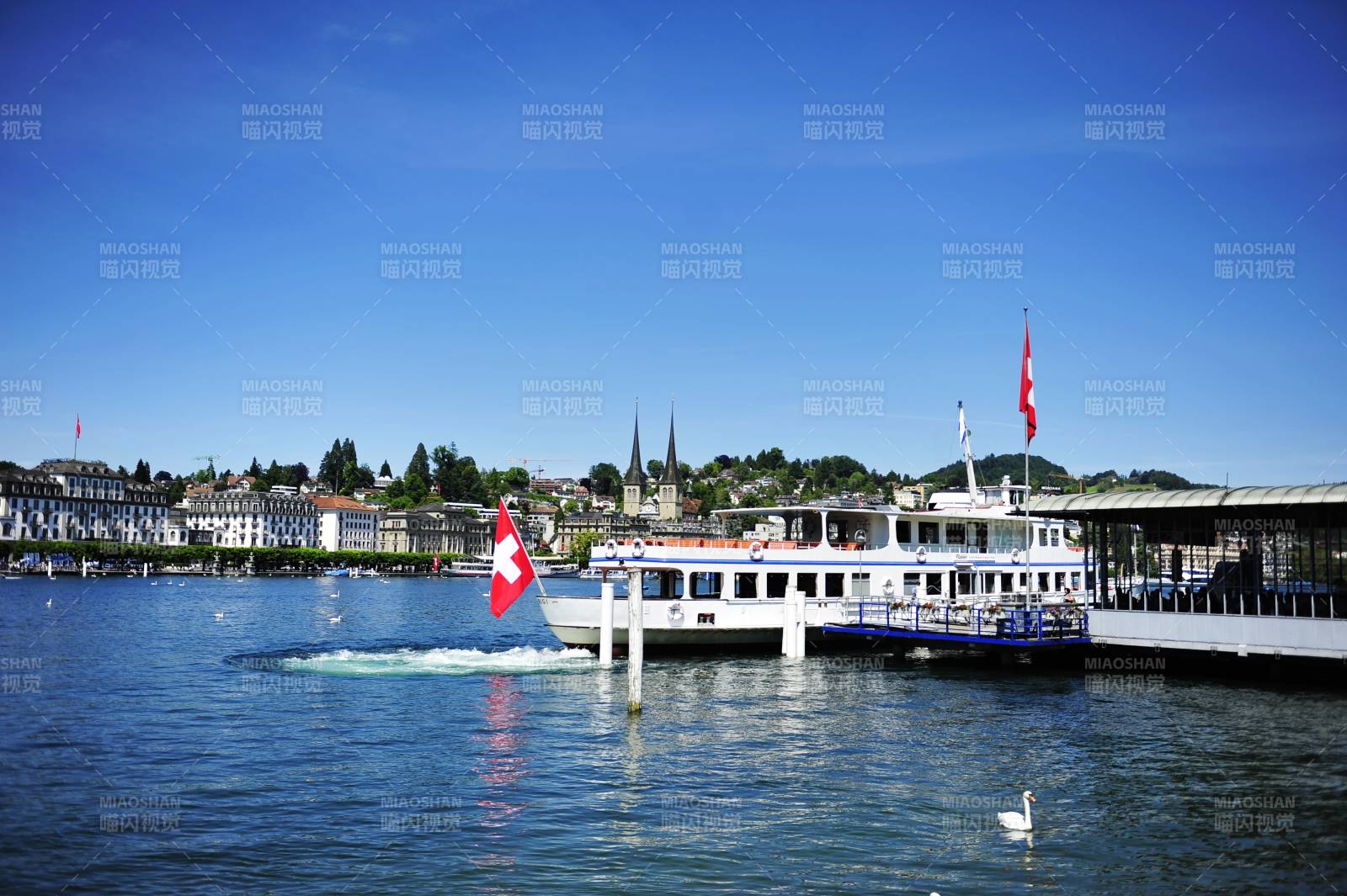 瑞士 湖畔游船风光图片