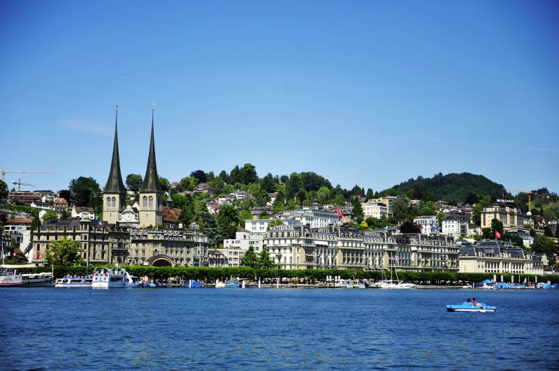 瑞士湖畔小镇风光图片