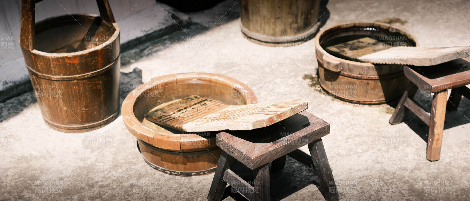 古朴木桶与小凳图片