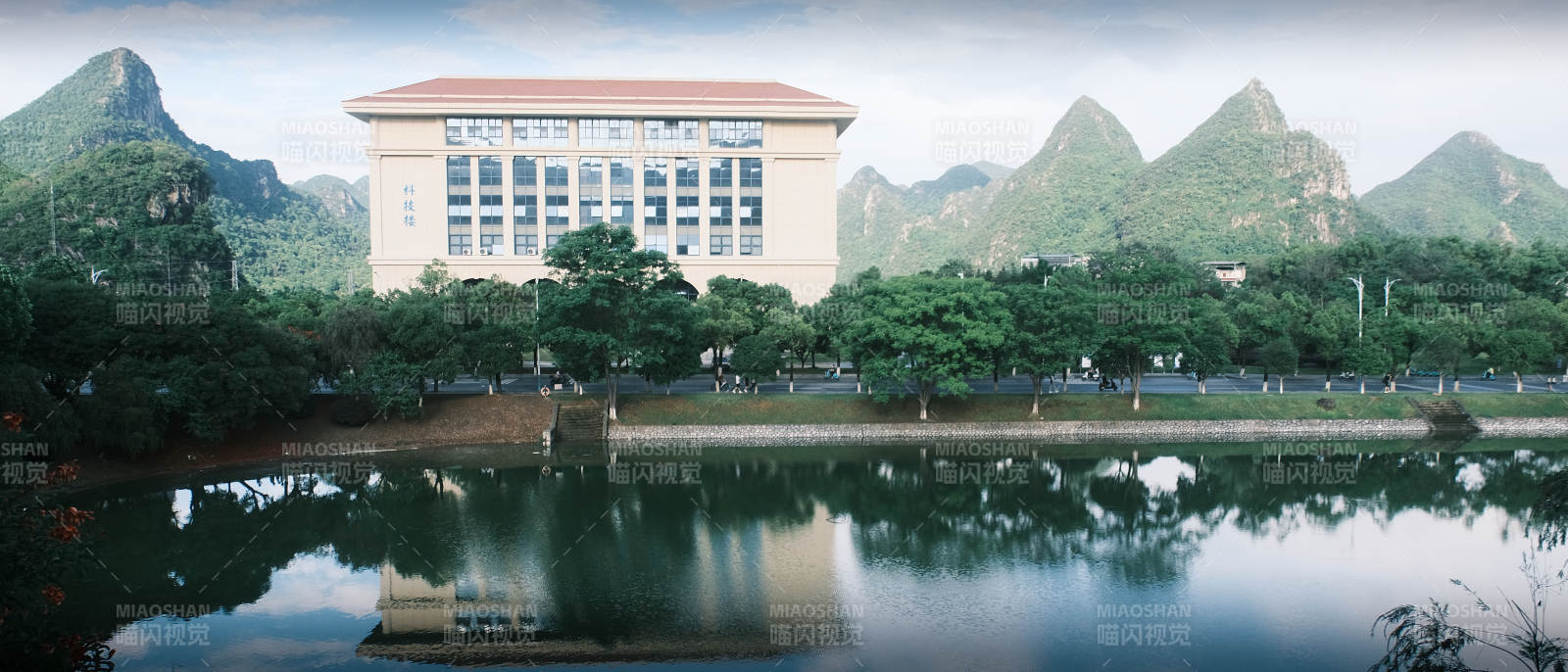 山水映楼影图片