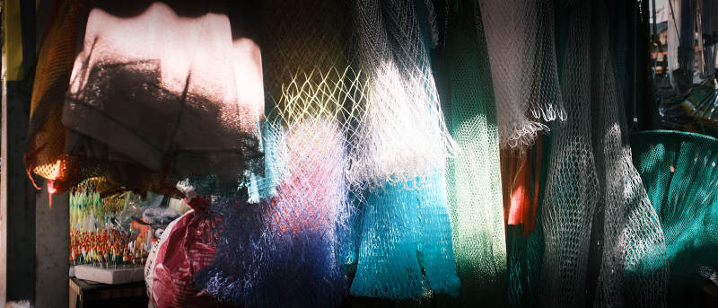 光影交错的街景图片