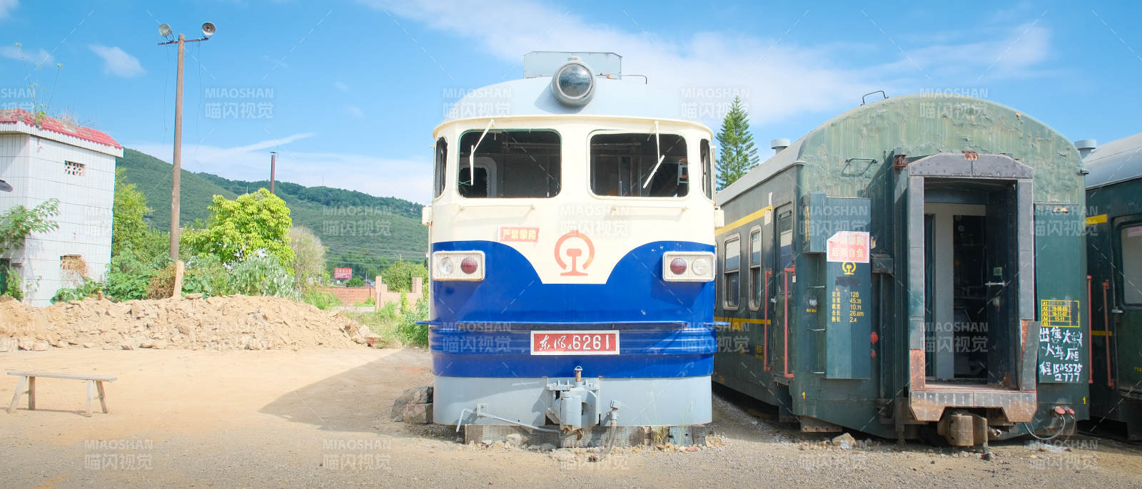 老式火车静停站台图片