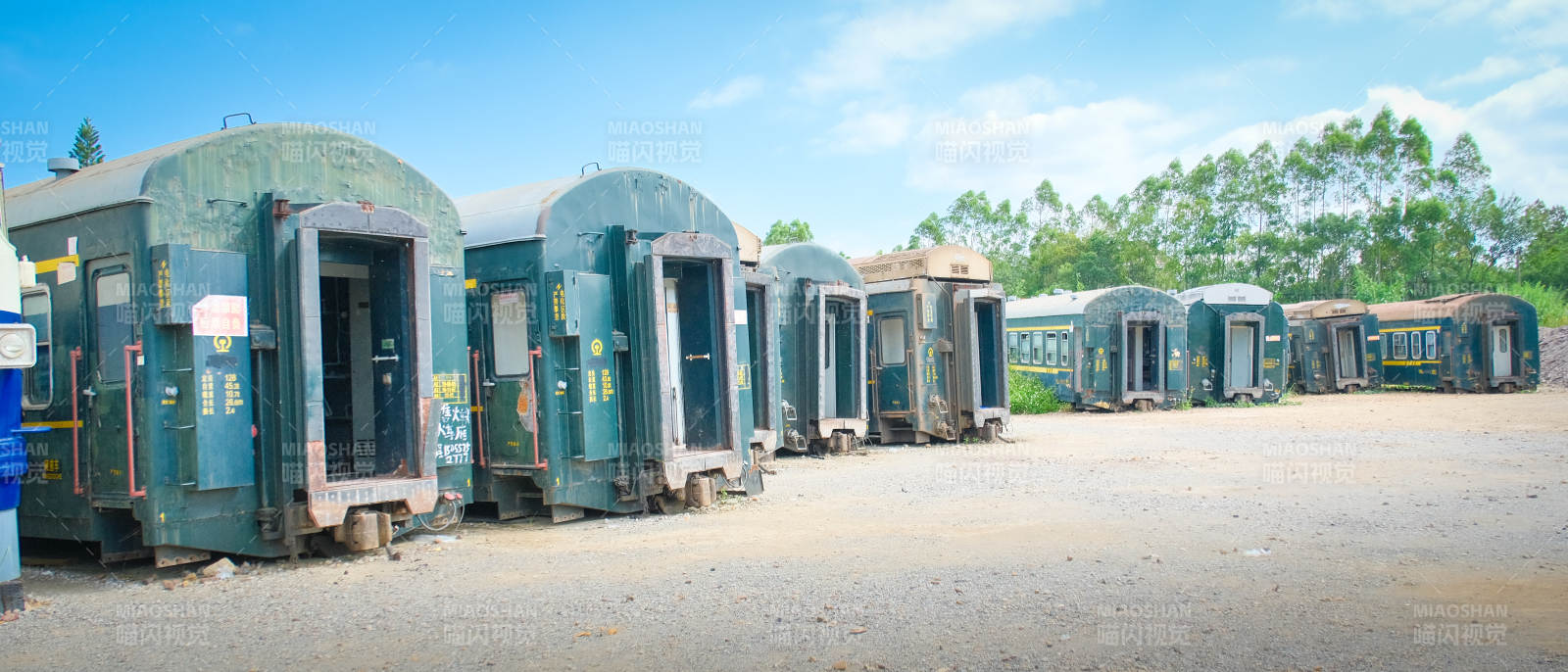 废弃车厢排列成行图片