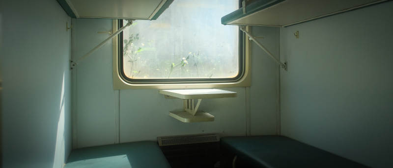 车厢内的静谧角落图片