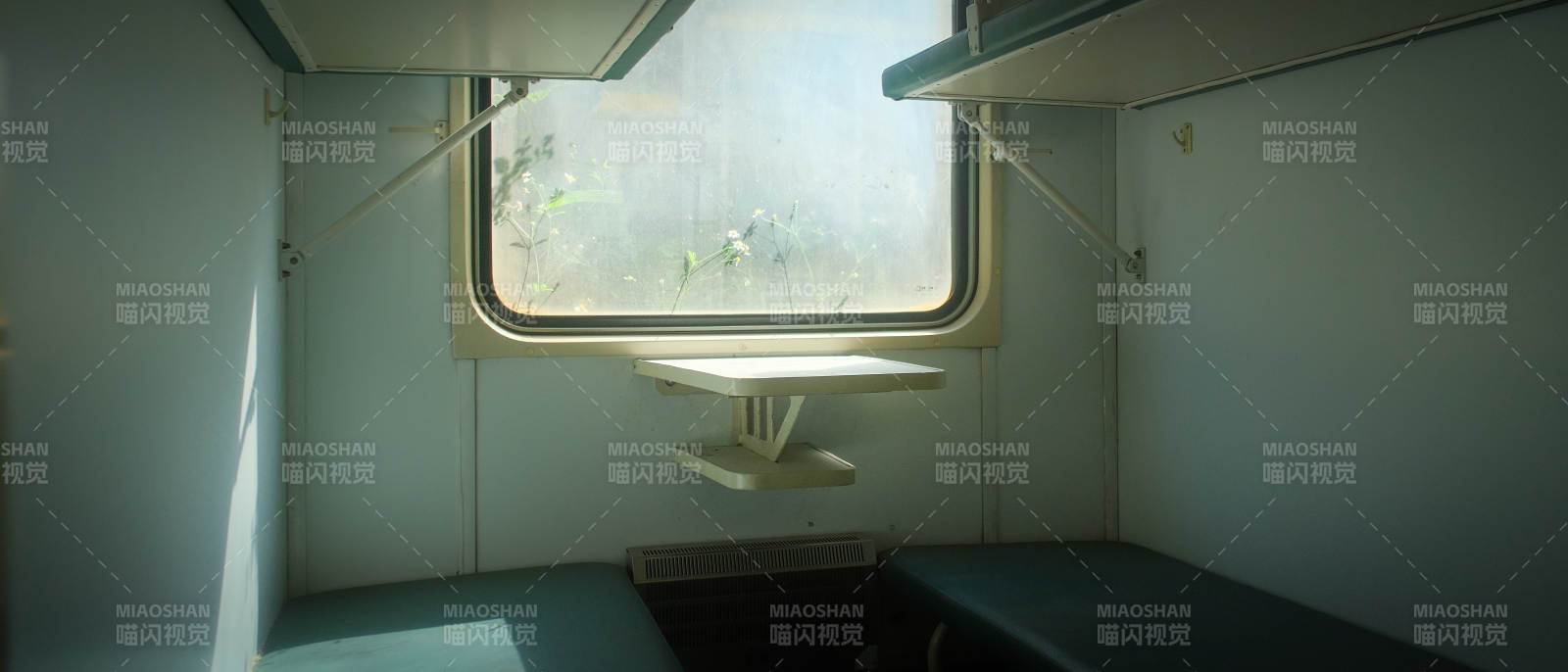 车厢内的静谧角落图片