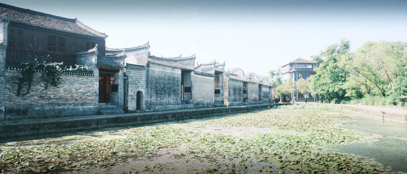 古村水畔静谧景图片