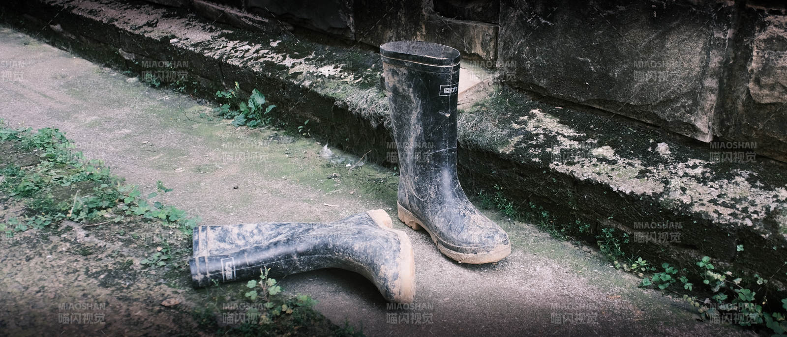 泥泞中的雨靴图片