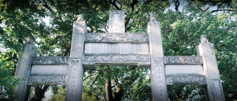 古石牌坊林间景图片