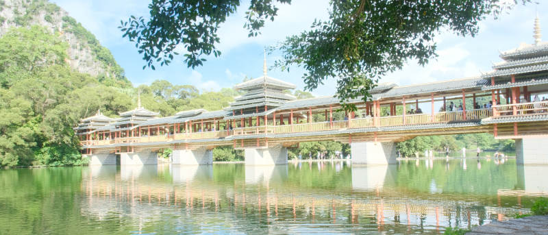 湖上长廊桥影图片