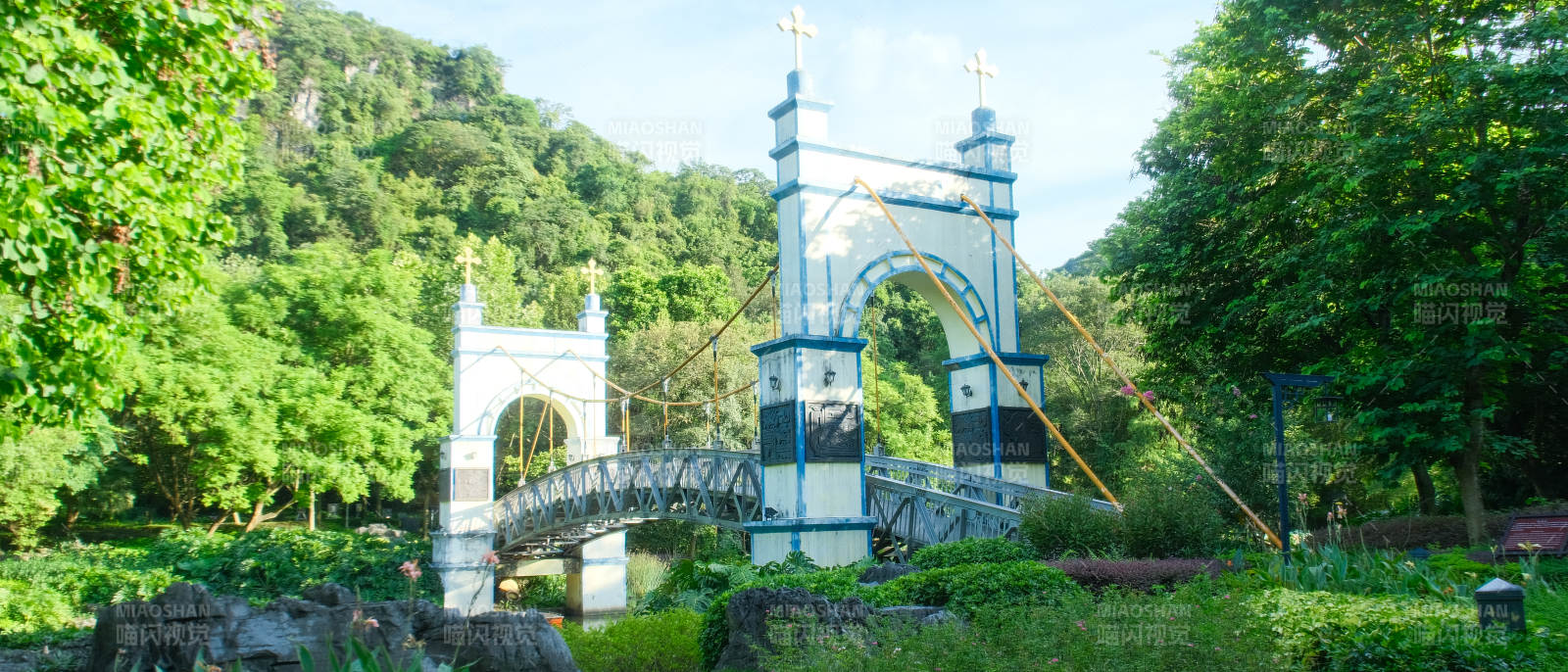 蓝白拱桥绿意盎然图片