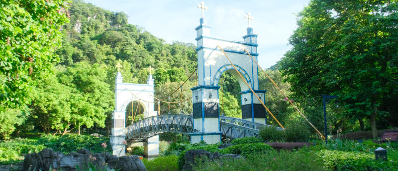 蓝白拱桥绿意盎然图片