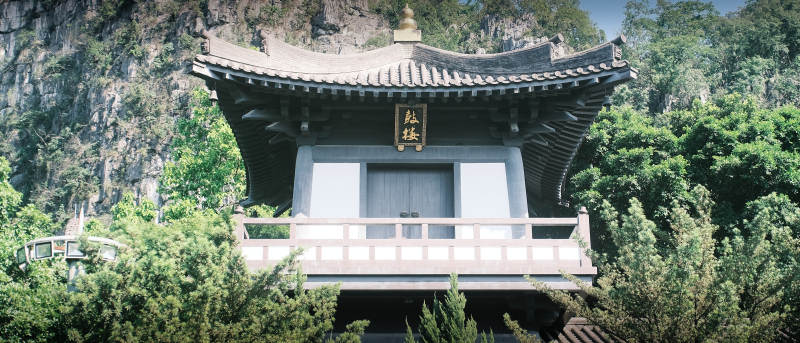 山间古寺静谧景图片