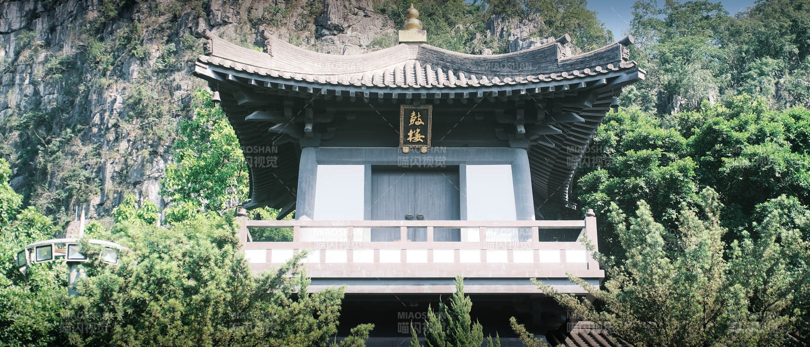 山间古寺静谧景图片