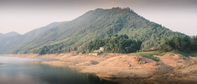 湖畔山居静谧景图片
