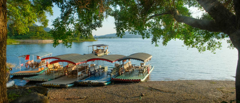 湖畔游船停泊处图片