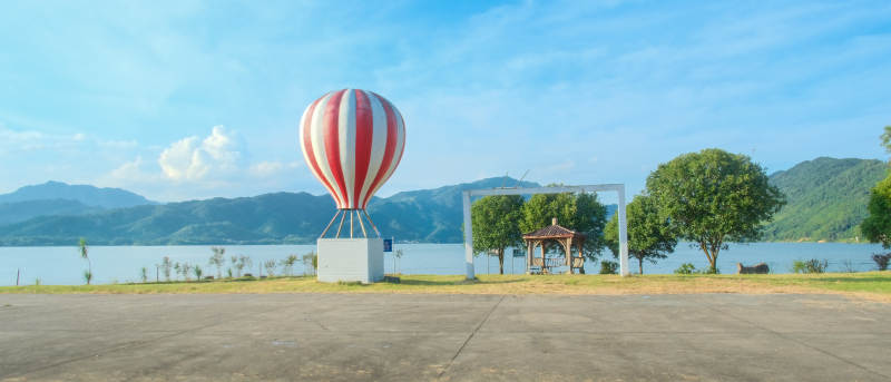 湖畔热气球图片