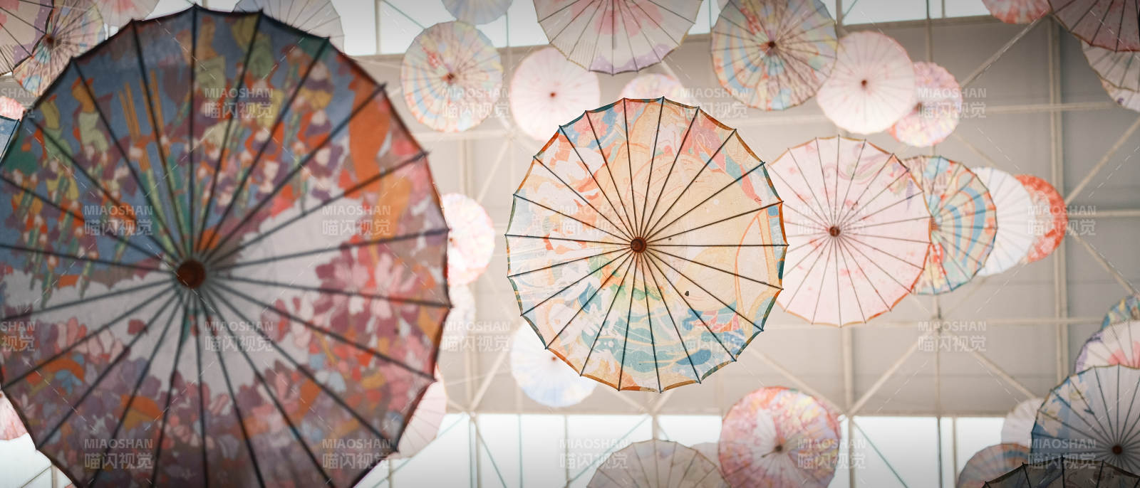 彩伞悬空 美如画卷图片