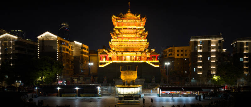 夜幕下的古塔灯火辉煌图片