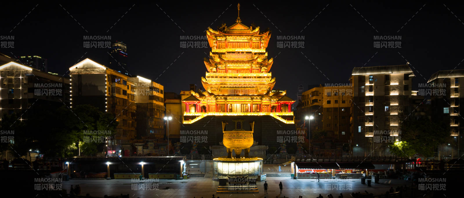 夜幕下的古塔灯火辉煌图片