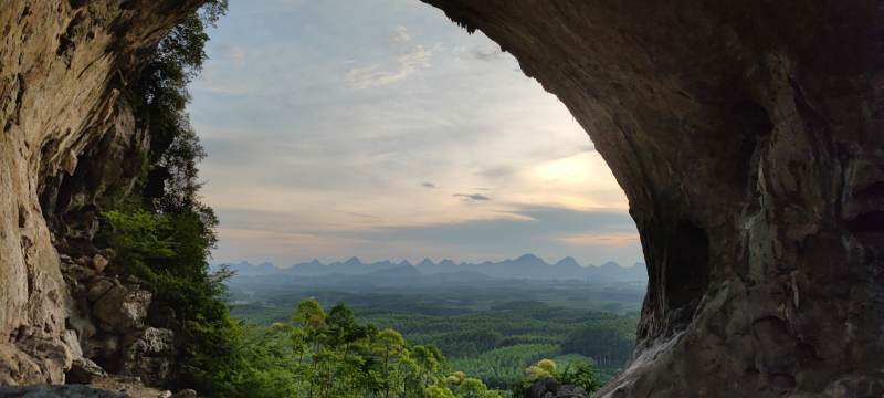 洞中远眺山川美景图片