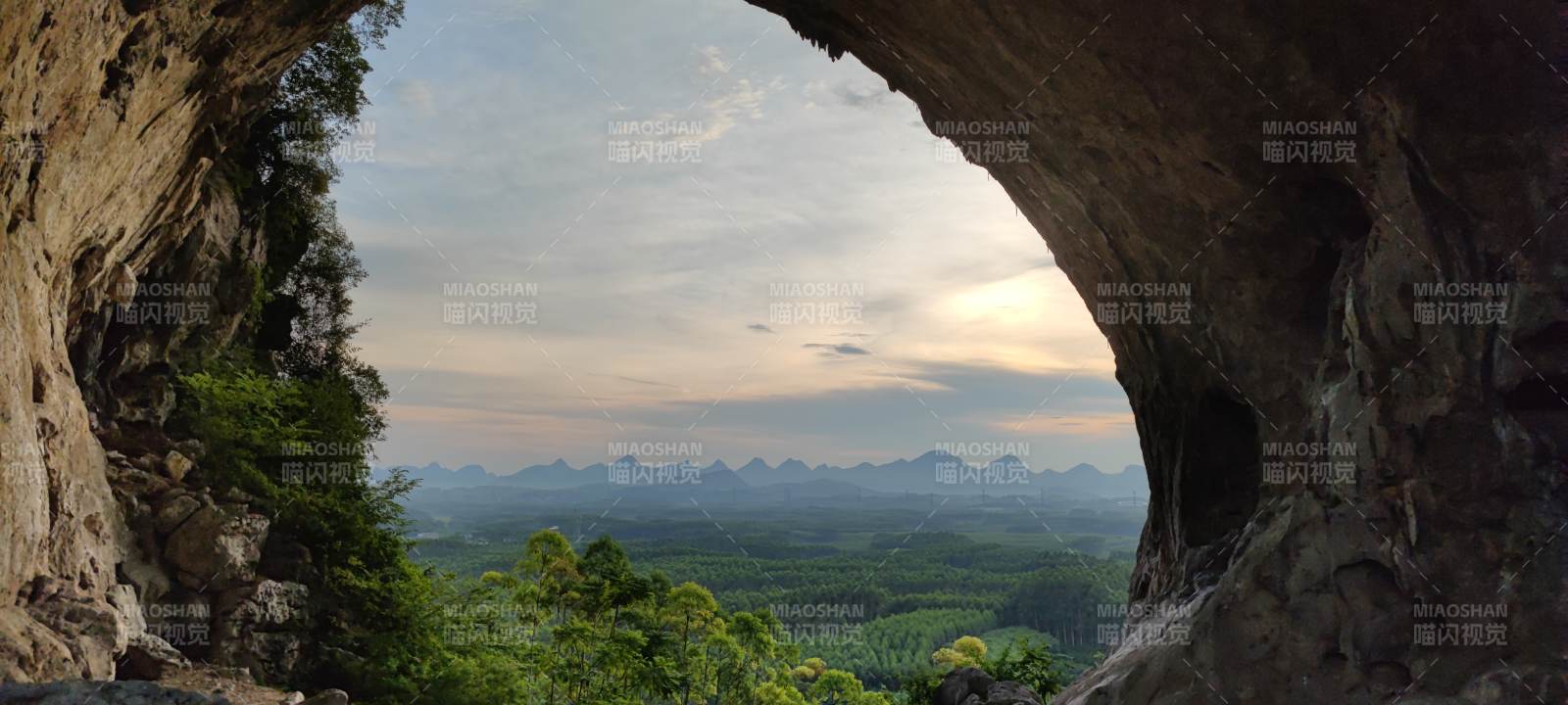 洞中远眺山川美景图片
