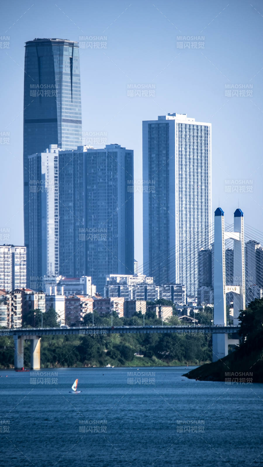 城市天际线与湖景图片