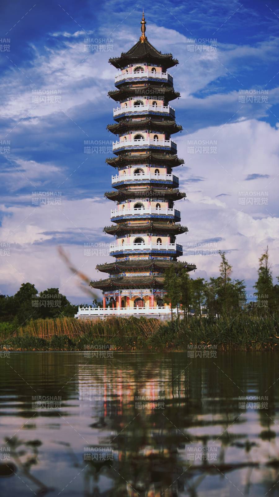 湖畔古塔映蓝天图片