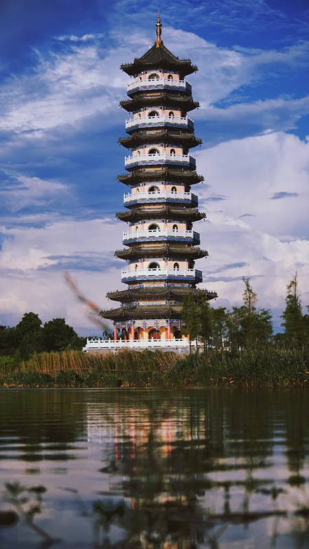 湖畔古塔映蓝天图片