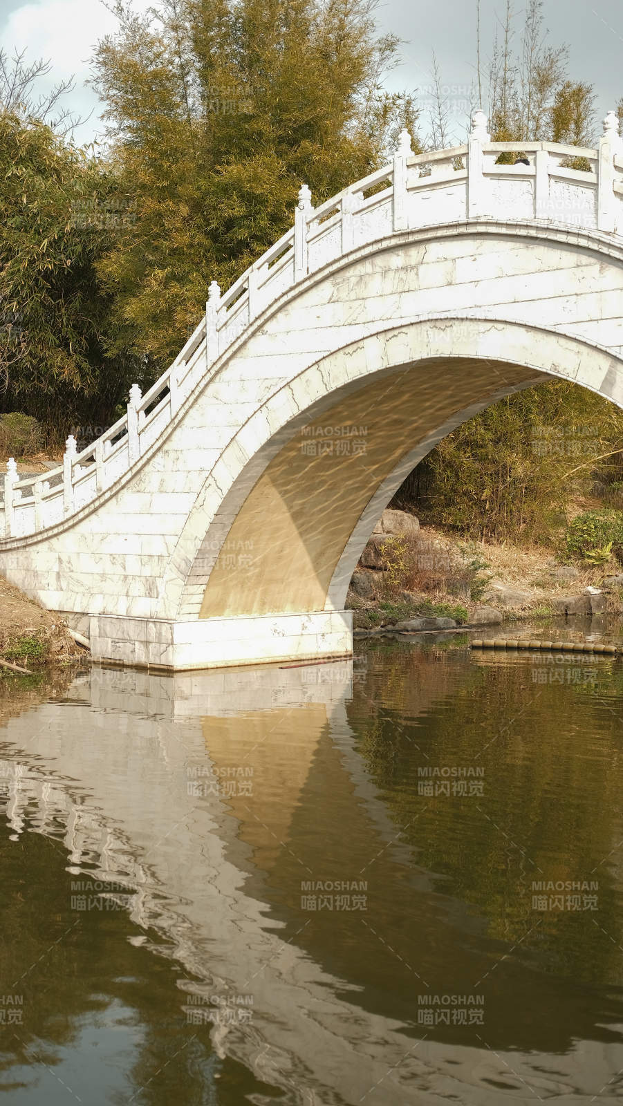 拱桥倒影静谧湖图片