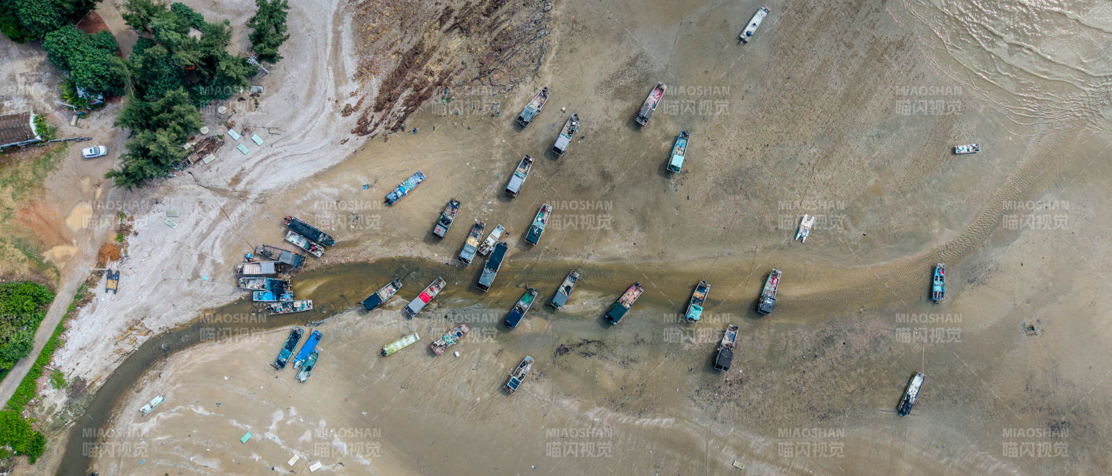 工地车辆俯瞰图图片