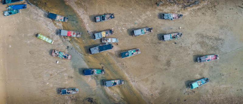 航拍渔船停泊图图片