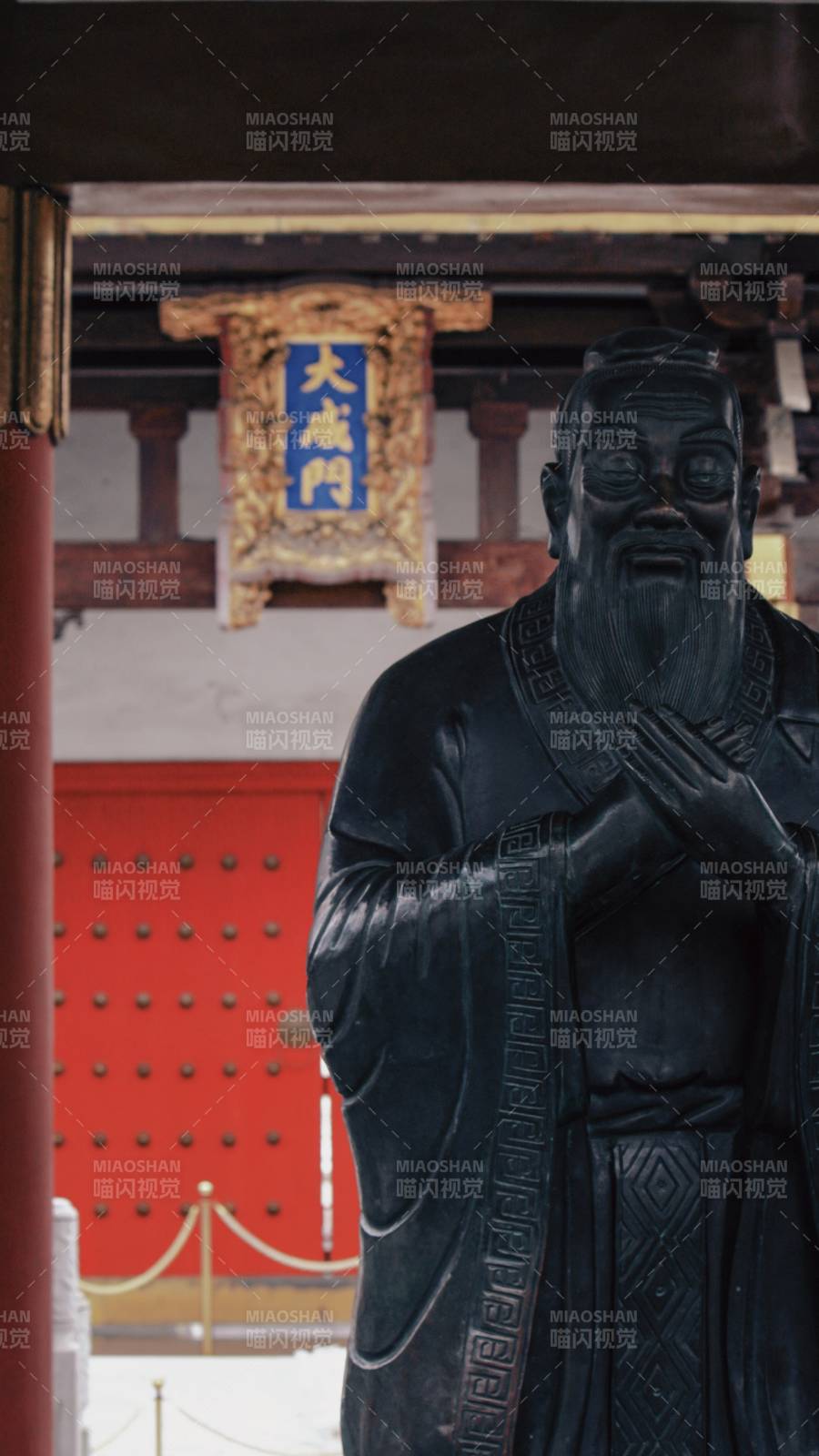孔子雕像前的庄严门庭图片