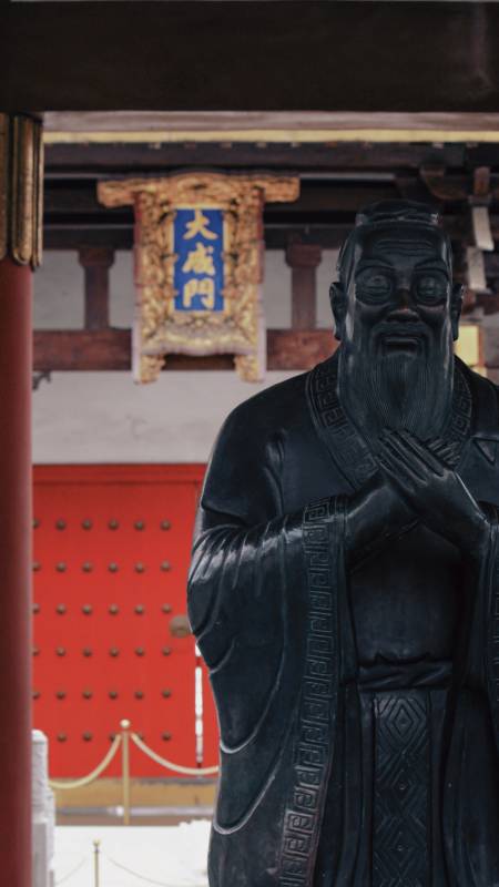 孔子雕像前的庄严门庭图片