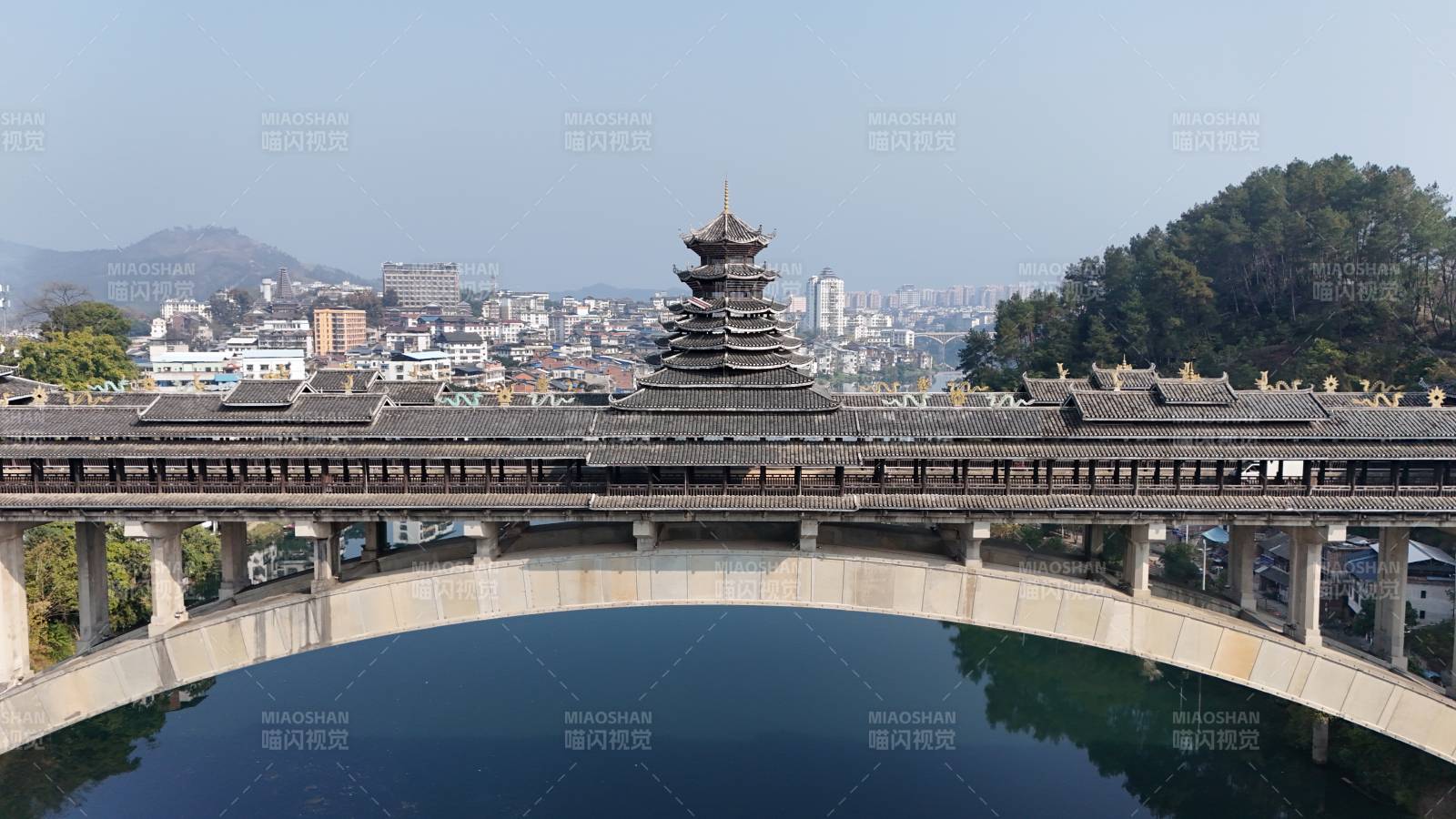 古桥映水 塔影婆娑图片