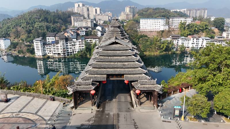 古桥映水城景图片