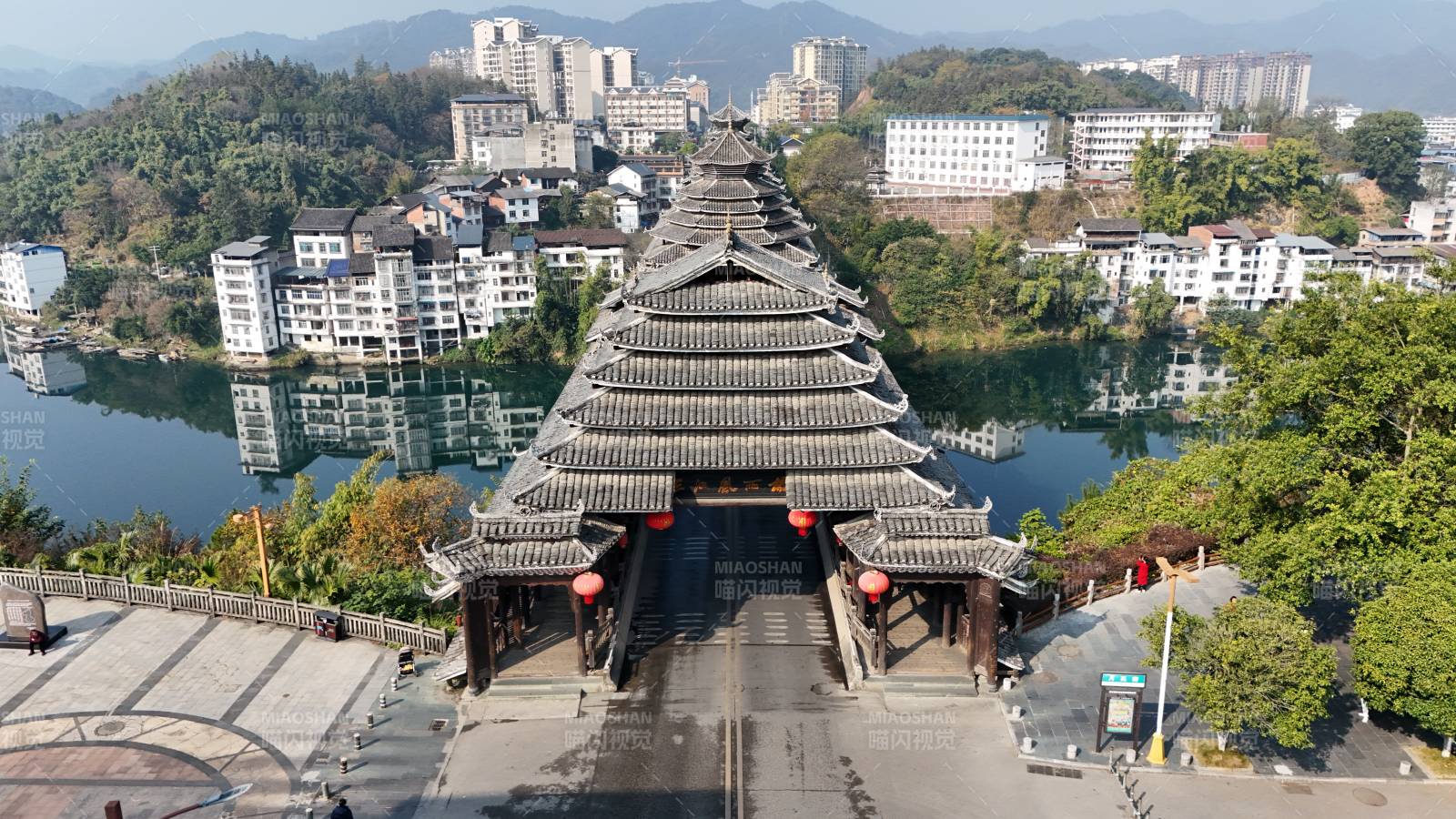 古桥映水城景图片