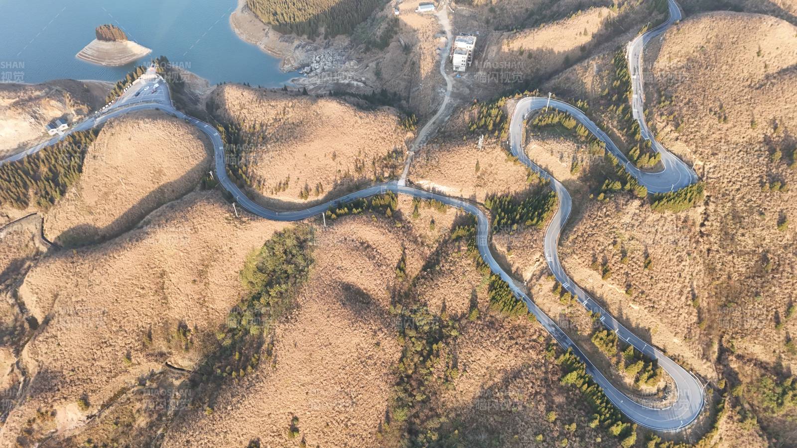 蜿蜒山路俯瞰图图片