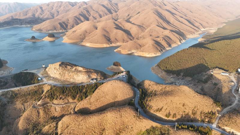 湖光山色 蜿蜒公路图片