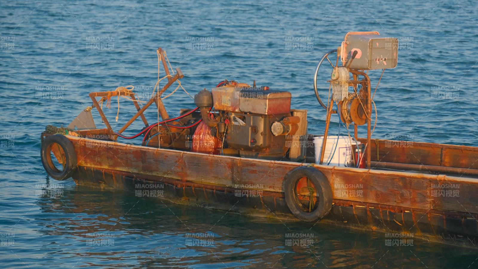 锈迹斑斑的渔船图片