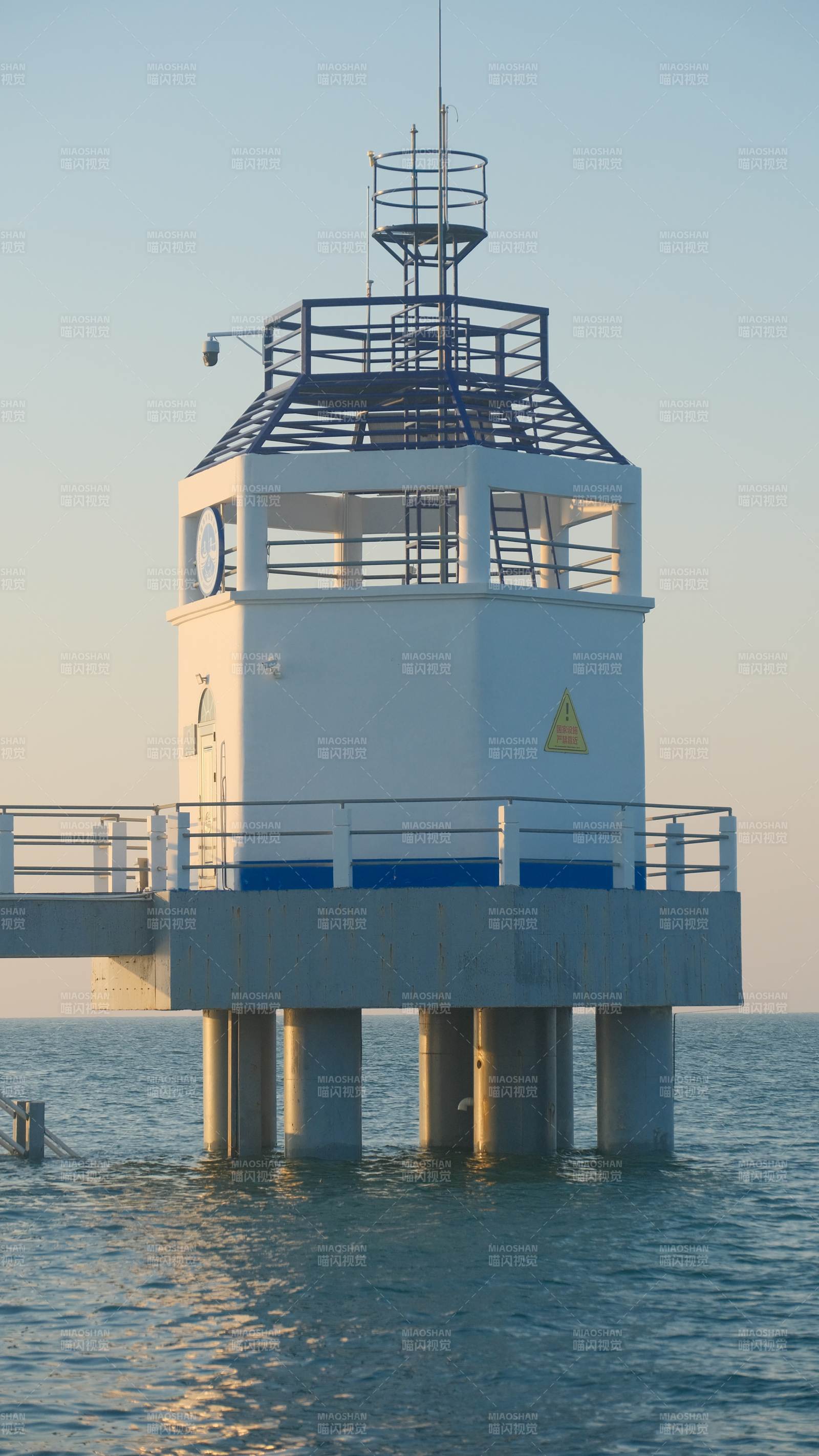 海上灯塔静立水中央图片