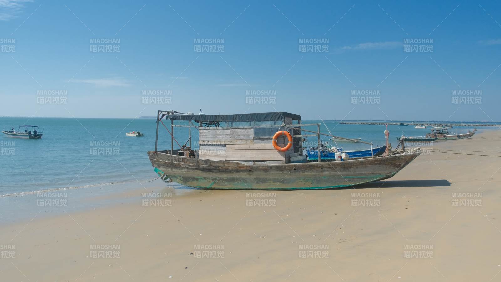 渔船静泊沙滩图片
