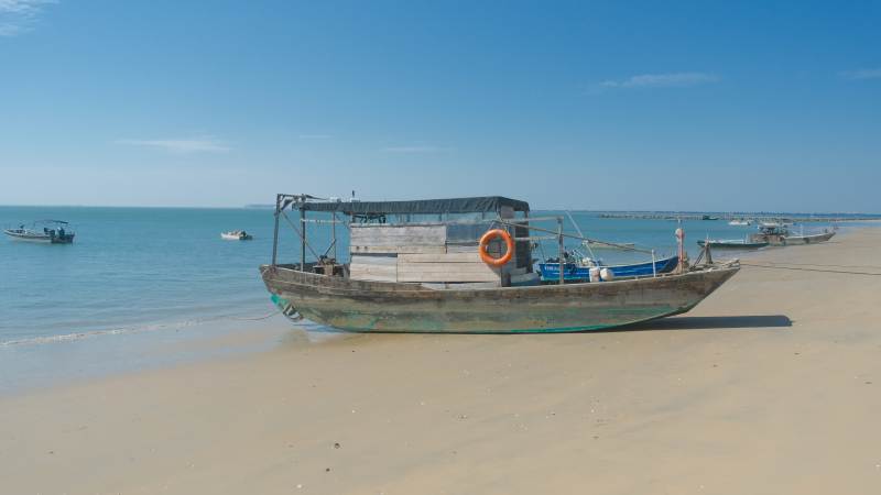 渔船静泊沙滩图片