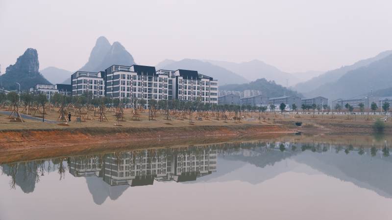 山水映楼影图片