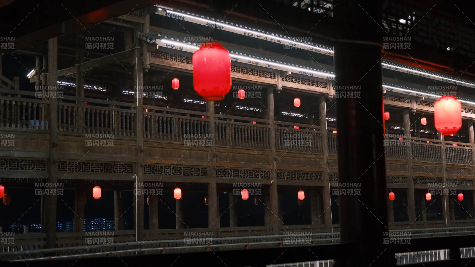 夜幕下的古建筑红灯笼图片