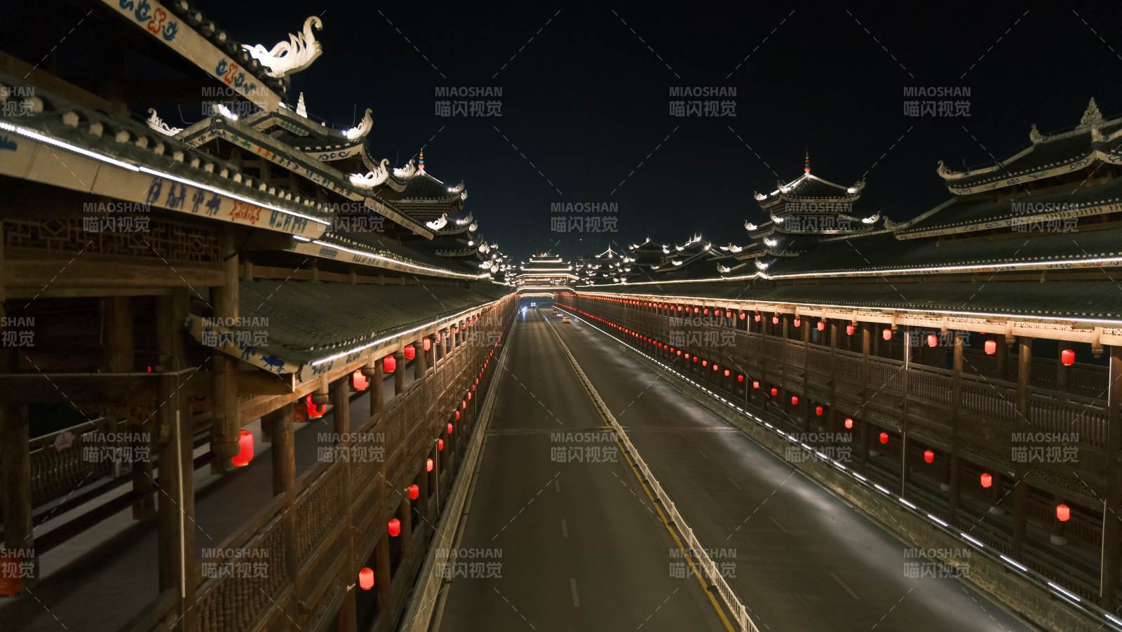 夜游古街灯火璀璨图片