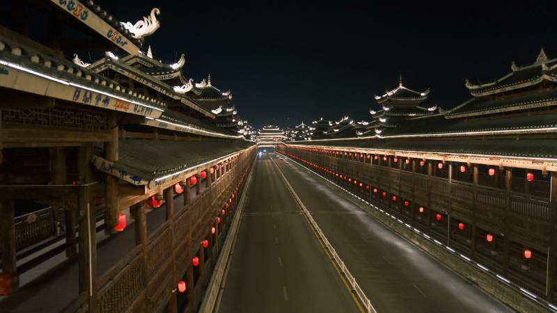 夜游古街灯火璀璨图片