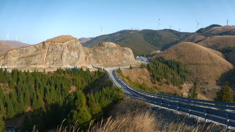山间公路蜿蜒前行图片