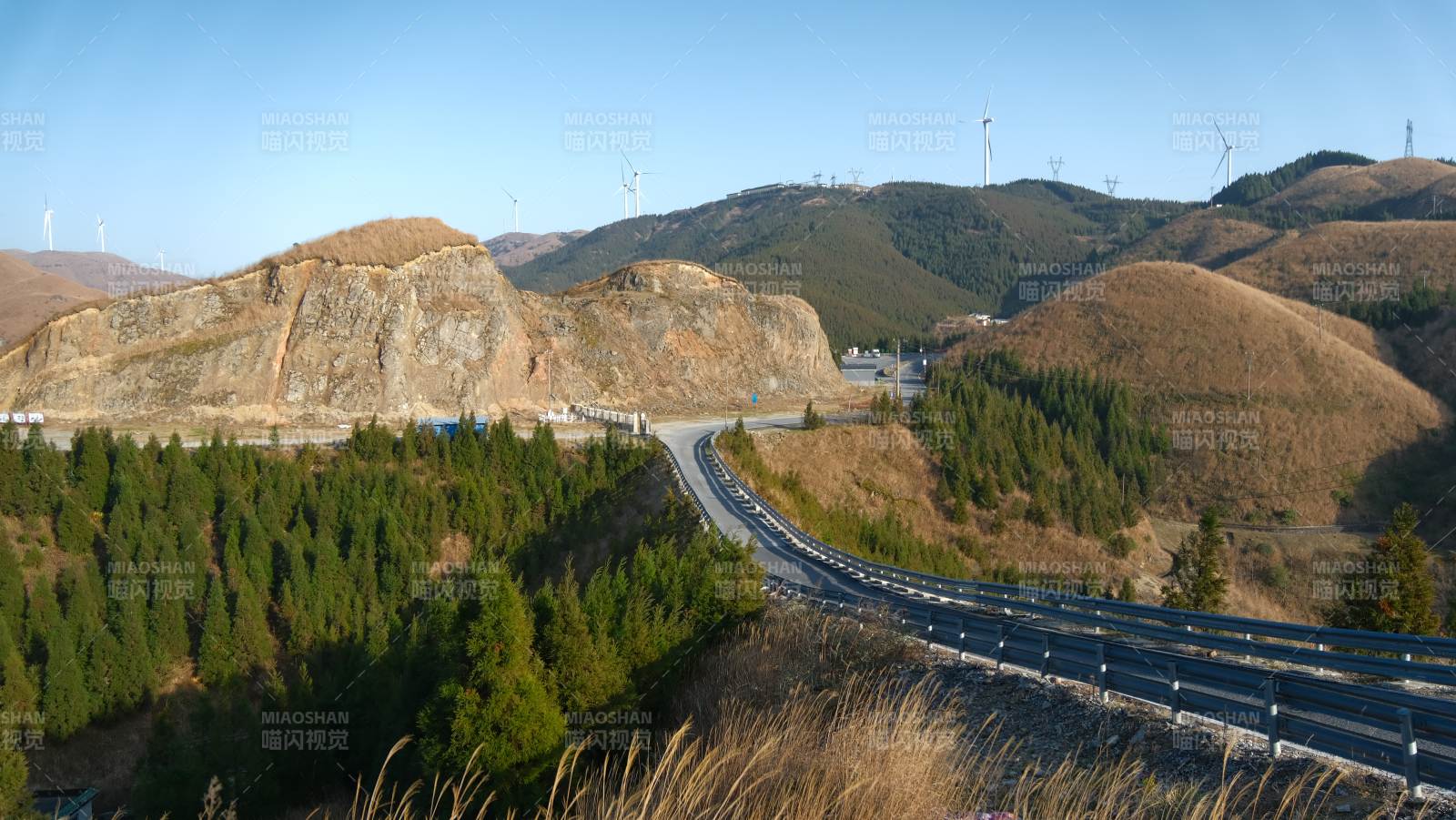 山间公路蜿蜒前行图片