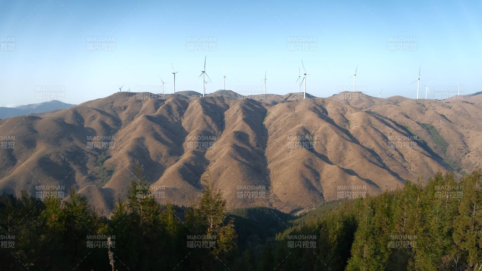 山丘上的风力发电机图片