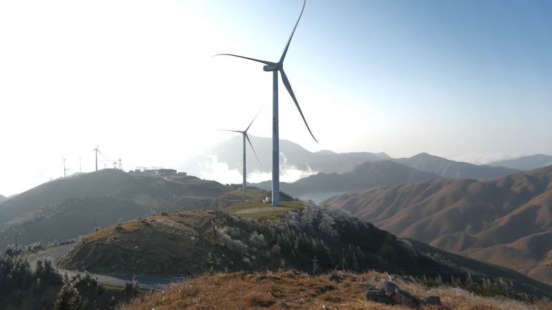 山间风车迎风转图片